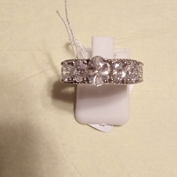 Finest Swarovski Zirconia ring - Picture 1 of 1